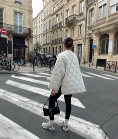 White Quilted Jacket Outfit, Cream Puffer Coat Outfit, Madeira Outfit, White Jacket Outfit Casual, London Winter Outfits Cold Weather, Cream Puffer Jacket Outfit, Padded Jacket Outfit, Quilted Coat Outfit, Creme Outfits