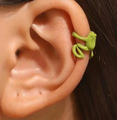 Introducing our stylish and versatile adjustable tree frog fashion ear cuff, the perfect accessory for any occasion! Crafted with attention to detail & Made from high-quality materials, it's durable and comfortable to wear.  Treat yourself or surprise a loved one with this timeless accessory that is sure to add a unique twist to your everyday style. Order yours today and elevate your jewelry collection to new heights!  Fast, free shipping! Pierced Ear, Forest Style, Wrap Earrings, Traje Casual, Handmade Fashion Jewelry, Vintage Punk, Estilo Punk, Tree Frogs, Style Punk