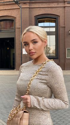 Beige Blonde Hair, Blonde Hair Makeup, Romantic Photoshoot, Chique Outfits, City Outfits, Body Picture, Gorgeous Eyes, Cool Hair Color