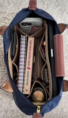 Longchamp Tote Bag, Everyday Bag Essentials, Uni Bag, Longchamp Tote, Inside My Bag, Longchamp Bag, Handbag Essentials, What In My Bag, Inside Bag