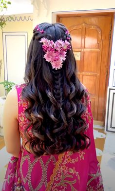 Haldi Hairstyle, Mehendi Hairstyles, Reception Hairstyles, Hair Wedding Styles, Open Hair, Engagement Hairstyles, Hair Style Vedio, Long Hair Wedding