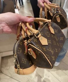 Luxury Bags Collection, Handbag Essentials, Pack Your Bags, Girly Bags, Luxury Purses, Cute Backpacks, Fancy Bags, Girly Accessories, Cute Purses