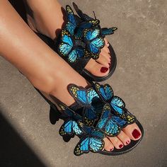 Sty... Sandals 2022 Trends, Patchwork Butterfly, Womens Summer Shoes Sandals, Door Shoes, Sandals 2022, Butterfly Sandals, Crocs Fashion, Butterfly Shoes, Summer Shoes Sandals