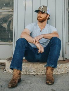 Looking for the perfect mens country concert outfit? Check out this list of casual cowboy outfit ideas for men with a modern cowboy style. These country concert outfits for men include western wear and street styles including western boots or more casual options like sneakers. There’s also outfits with different hats depending on how cowboy you want to go. Get looks for spring, summer, winter, and fall! photo: @rileyduckman on IG Vegas Mens Outfit Ideas, Nashville Vibes, Concert Outfit Men, Summer Country Concert Outfit, Country Concert Outfit Ideas