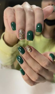 Green Nails Gelish, Gelish Nails Colors Designs, Easy New Years Nails Simple, Nails For Autumn 2023, Dark Green Nail Designs Short, Christmas Gel Extension Nails, Hunter Green Nails Christmas, Christmas Gel Polish Nails, Cute March Nails Short