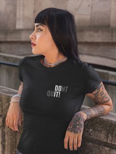 Die T-Shirts mit ihren minimalistischen Designs bieten eine bequeme Passform und vielseitige Styling-Optionen. Sie eignen sich perfekt als Statement-Piece für Frauen und Männer, die einen inspirierenden Look suchen. Ob für den täglichen Gebrauch, Freizeitaktivitäten oder als Geschenkidee für einen besonderen Menschen, unser T-Shirt wird sicherlich Aufmerksamkeit erregen. Astrology Scorpio, Shirts Trendy, Embroidered Fabric, Trendy Shirts, Embroidered Tshirt, Black White Red