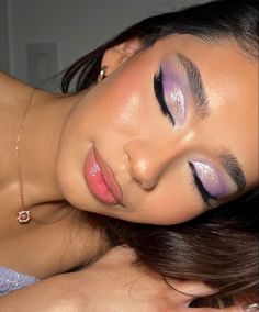 Sweet Sixteen Makeup, Purple Enchanted Forest, Purple Wedding Makeup, Lilac Makeup, Vestido Color Lila, Colorful Eyeshadow Looks, Quince Makeup, Lilac Eyeshadow, Quince Planning