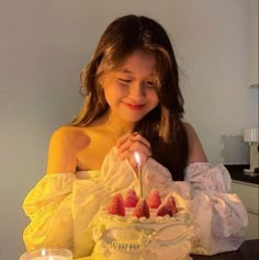 Bday Photoshoot Ideas Outside, Pose With Cake Birthday, Birthday Poses Aesthetic, Aesthetic Birthday Photoshoot Ideas, Poses With Cake Birthday, Birthday Poses For Instagram With Cake, Poses With Birthday Cake, Bday Poses With Cake, Birthday Pic Ideas Instagram