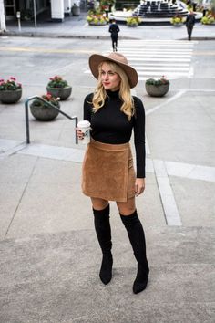 Black And Camel Outfit, Fall Mini Skirt Outfit, Mini Skirt Fall Outfit, Corduroy Skirt Outfit, Fall Mini Skirt, Camel Outfit, Skirt Outfit Fall, Adrette Outfits, Stile Blair Waldorf