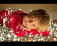 Diy Kid Christmas Photoshoot, Toddler Christmas Lights Picture, Fun Christmas Pictures For Kids, Original Christmas Photo Ideas, Toddlers Christmas Pictures, Preschool Christmas Picture Ideas, Christmas Lights Photoshoot Kids, Christmas Light Pictures Kids, Christmas Portraits Kids