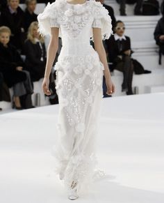 Chanel Spring/Summer 2006 Couture by Karl Lagerfeld Karl Lagerfeld Fashion, Chanel Spring Summer, Wedding Lookbook, Chanel Couture, Chanel Haute Couture, Chanel Spring, Red Carpet Dresses, Wedding Dress Inspiration, Fashion Details