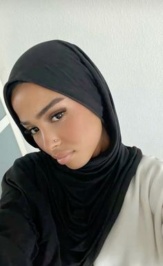 Outfit Inspo Hijabi, Style Hijab Simple, Hijab Fits, Modest Girly Outfits, Hijab Ideas, Chica Cool, Hijabi Fits, Simple Hijab, Hijab Trends