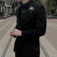 All Black Suit Men Prom, Prom Suits For Men Black, Black Suit Prom, Prom Men Outfit, Mens Prom Outfit, Men Prom Outfit, Prom Looks For Guys, Prom Outfits Men, All Black Tux