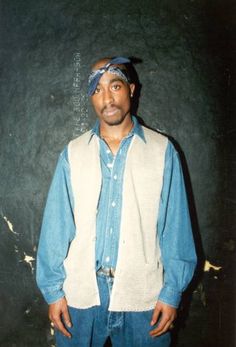 Tupac Outfits, 90’s Hip Hop, Black 90s Fashion, Mode Hip Hop, Looks Hip Hop, 90s Fashion Men, Canadian Tuxedo, 90s Inspired Outfits, 90s Hip Hop Fashion