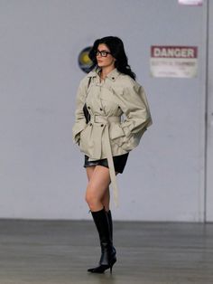 Trench Coat And Boots, Kylie Jenner Looks, Kylie Jenner Street Style, Calabasas California, Cropped Trench Coat, Kylie Jenner Look, Kylie Jenner Style, Kylie Kristen Jenner, Jenner Outfits