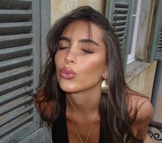 Golden Brunette, Season Of Love, Vogue Beauty, Instagram Photo Inspiration, Makati, Beauty Secrets, Makeup Inspo, Makeup Routine, Maquillaje De Ojos