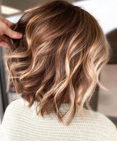 Rambut Brunette, Thick Wavy Hair, Brown Hair With Blonde Highlights, Caramel Hair, Caramel Highlights, Short Hair Balayage, Penteado Cabelo Curto, Brown Blonde Hair, Brown Hair With Highlights