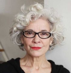 Minimalisticky Chic, Short Grey Haircuts, Grey Wigs, Short Permed Hair, Grey Curly Hair, Gray Hair Cuts, Haircut For Older Women