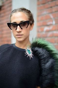 HOW TO WEAR A BROOCH IN DIFFERENT AND MODERN WAYS Piece By Piece, Wearing Sunglasses, Jake Gyllenhaal, Fall Shopping, Womens Fashion Casual, Trending Accessories