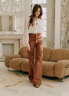 Broek Le 70's - Medium blauw - Biologisch katoen - Sézane Sezane Work Outfit, Boho Business, Mode Hippie, Style 2023, Brown Pants, Business Casual Outfits, Mode Vintage