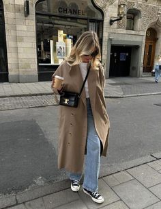 8 Trench Coat Outfits for Effortless Transitional Style - GLOSS UP GIRL Tan Coat Outfit, Beige Coat Outfit, Beige Trench Coat Outfit, Trench Coat Casual, Trench Outfit, Trench Coats Women Long, Converse Outfits, Trench Coat Outfit