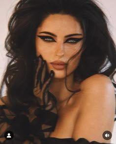 Cat Eye Makeup, Vintage Photoshoot, Photographie Portrait Inspiration, Glam Photoshoot, Dark Feminine Aesthetic, Beauty Shoot, Photoshoot Concept, Outfit Trends