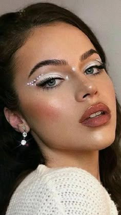 Crystal Make Up Look, Make Up Ideas Euphoria, Euphoria Make Up Ideas, Rhinestone Make Up Looks, Pearl Makeup Looks Euphoria, Make Up Inspo Euphoria, Euphoria Makeup Inspiration, Make Up Con Strass, Make Up With Strass Glitter