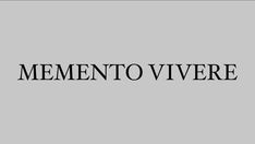 the word mementoo vivree in black on a gray background