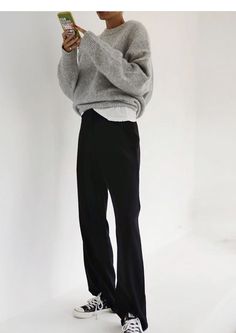 Minimalist Work Outfit Winter, Casual Proposal Outfit, Minamilist Outfit Ideas, Black Dress Pants Outfit, Outfits With Converse, Mode Casual, Woman Standing, Winter 2022