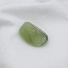 Pedra Jade natural, com formato rolado ou bruto e de aproximadamente 30g de peso. A Jade é uma pedra que acalma, apazigua e ajuda a libertar pensamentos e energias negativas. Ela auxilia quem vive momentos difíceis, trazendo benefícios ao corpo físico, emocional e espiritual. A jade pode ainda harmonizar qualquer chakra, mas é mais benéfica no chakra cardíaco. Green Aesthetic, Jade Green, Feng Shui, Jade, Convenience Store Products, Gemstones, Crystals, Stone, Green