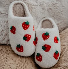 Dr Shoes, Cute Slippers, Cozy Lounge, Mode Inspo, Comfy Cozy, House Slippers, Cute Shoes