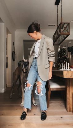 Mule Outfits Women, How To Style Mules, Outfits With Mules, Mule Outfits, Ripped Denim Outfit, Mule Outfit, How To Style Loafers, Mule Shoes Outfit, Distressed Jeans Outfit