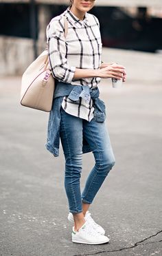 skinny jeans - sneakers - checked shirt | hello fashion Jeans With Striped Shirt Outfit, Jeans And Tennis Shoes, Jeans And Sneakers Outfit, Looks Adidas, Mode Shoes, Tennis Shoes Outfit, Boho Styl, Hello Fashion, Outfit Jeans