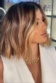 30 Flattering Chin-Length Haircuts for a Stylish Look - Mycozylive.com Haircuts Layered, Haircut Bob, Caramel Blonde Hair, Haircuts Medium, Haircut 2022, Honey Blonde Hair Color, Chubby Face, Chin Length Haircuts, Wavy Bob Haircuts