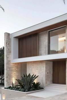 House Colors Exterior Modern, Light Color Exterior House Colors, Villa Facade Design Modern, 2025 Exterior House Colors, Light Exterior House Colors, Modern Houses Exteriors, Modern Nature House, Exterior House Design Modern, Modern Elevation Designs For House