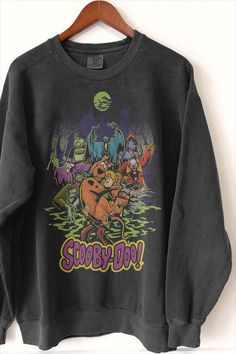 Mystery Machine Sweater, Scooby Doo Vintage, Halloween Scooby Doo, Scooby Doo Shirt, Vintage Shirt Design, Sweatshirt Halloween, Swaggy Outfits, Halloween T Shirt, Mode Vintage