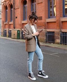 Cropped Twill Jacket Outfit, Business Casual Outfit 2023, Converse Autumn Outfit, Business Casual Converse, Chic Converse Outfit, Uk Spring Outfits 2023, Business Casual Spring 2023, Italian Summer Street Style, Casual Concert Outfits Winter