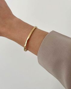 DETAILS : ▪ Materials: high-quality 316L medical stainless steel▪ 18k gold coating▪ Available in 3 width options▪ The model is wearing 4mm width bangle▪ The inner circumference of the bracelet is 17.5cm / 6.9 inches▪ Secure closure▪ Hypoallergenic▪ Nickel free▪ Will not darken▪ Non tarnish▪ Water resistant▪ Shipps from Berlin MATERIALS : ▪ This eye-catching and classy bangle is made of high-quality, durable, and water-resistant 316L stainless steel. 316L stainless steel is mainly used in medical Simple Gold Bangle, 18k Gold Bangle, Gold Bracelets Stacked, Bangle Bracelet Gold, Bracelet Layering, Gold Bangles For Women, Gold Cuff Bracelet, Gold Plated Bangles, Gold Bracelet Cuff