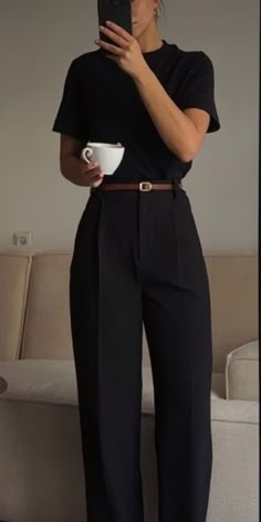 Business Casual Outfits White Sneakers, Classy Outfit Inspo Aesthetic, Work Outfits Women Trendy, Summer To Fall Work Outfits, Black On Black Work Outfits, Fall Outfits Women For Work, Casual Work Outfits Retail, Outfit Inspo Work Casual, Best Business Casual Outfits For Women