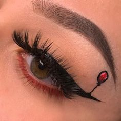 Hallowen Meka Up, Easy Halloween Make Up Look, Easy Cute Halloween Makeup, Spooky Eyeliner, Simple Halloween Eye Makeup, Subtle Halloween Makeup, Eyeliner Halloween