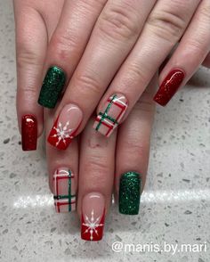 Christmas Nail Designs Acrylic, Red Christmas Nails, Christmas Nails Easy, Cute Christmas Nails, Christmas Nail Art Designs, Makijaż Smokey Eye