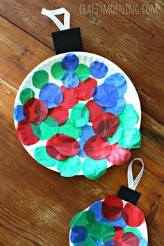 the paper plate is made to look like a flower with red, green and blue petals