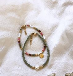 Beaded Asthetic Necklaces, Dainty Beaded Bracelets, Self Made Bracelets, Self Made Jewelry, Small Bead Bracelets, Bead Bracelet Diy, Selfmade Jewelry, Bead Business, Anting Manik