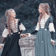 Cute Medieval Dress, Rich Medieval Aesthetic, European Medieval Fashion, Medieval Fantasy Aesthetic Outfits, Medieval Royalty Clothing, Medieval Princess Outfit, Medieval Outfit Aesthetic, Era Medieval Aesthetic, 1300s Aesthetic