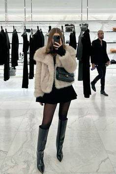 Black Fur Coat Outfit Classy, Selfies Aesthetic, Winter Dinner Outfit, Aesthetic Chanel, Fur Coat Outfit, Winter Mode Outfits, Pointy Boots, Adrette Outfits, Nyc Outfits