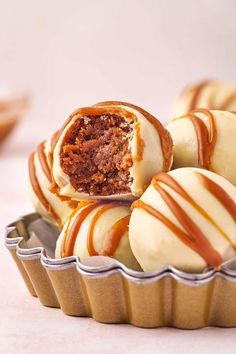 a close up of some kind of dessert in a pan with caramel drizzled on top