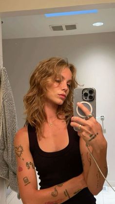 Anna Shumate Hair, Masc Blonde Girl, Long Hair Masc Women, Blonde Masc Women, Anna Shumate Outfits, Anna Banna, Dyke Hair, Gay Haircut, Rocker Hair