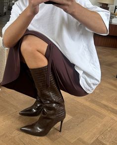 Burgundy Skirt Outfit, Stile Kylie Jenner, Brown Boots Outfit, Australian Winter Fashion, Outfits Los Angeles, Aesthetic Overalls Outfit, Ireland Fashion, California Outfits