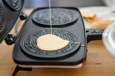 an image of some food being cooked on the stove top with a string attached to it