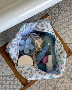 Indie Lee, Inside My Bag, Instagram Baddie, What In My Bag, روتين العناية بالبشرة, Aesthetic Makeup, Blue Aesthetic, Makeup Skin Care, Summer Aesthetic